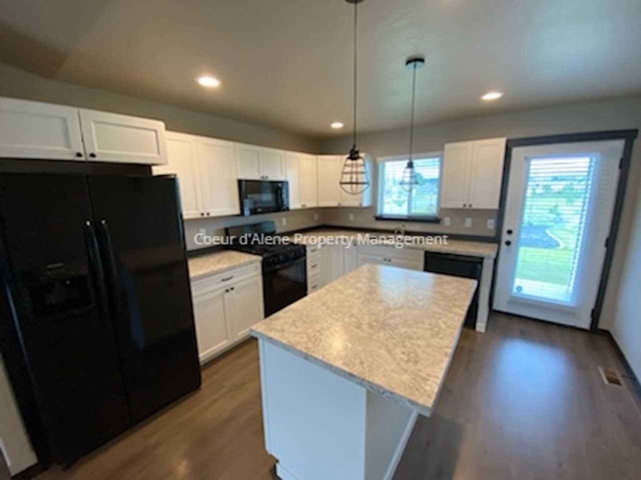 8732 N Haddon St - Photo 4 of 15