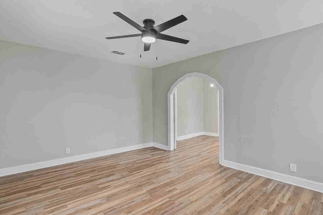 653 College St - Photo 3 of 19