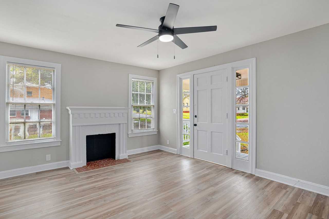 653 College St - Photo 5 of 19