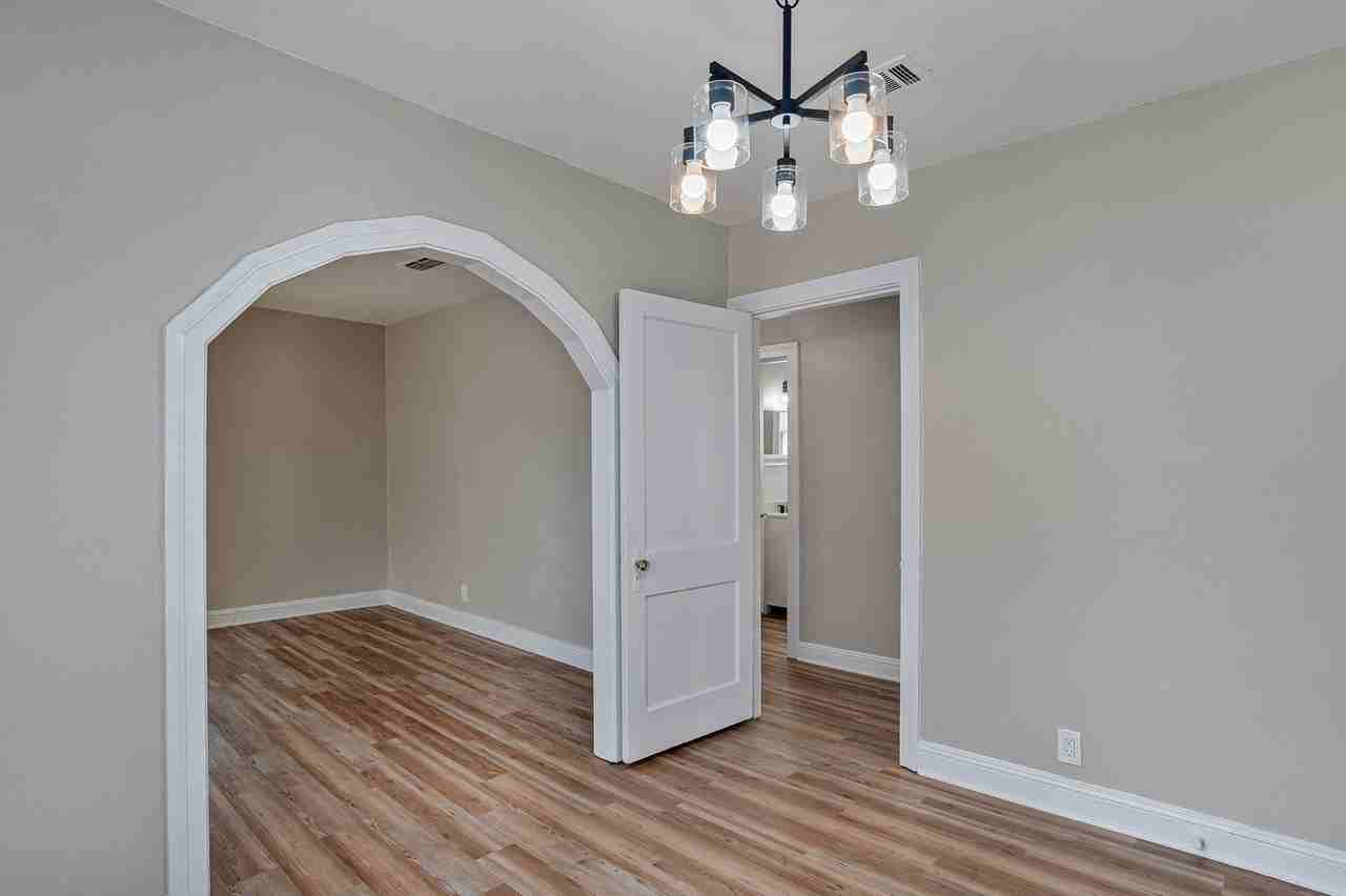 653 College St - Photo 6 of 19