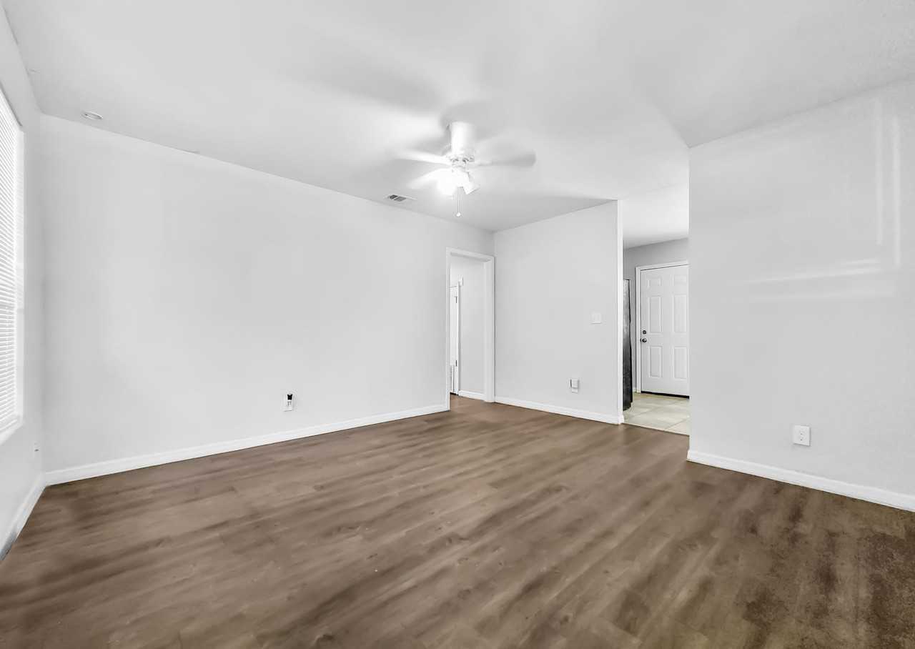 9136 Tamworth Rd - Photo 4 of 15