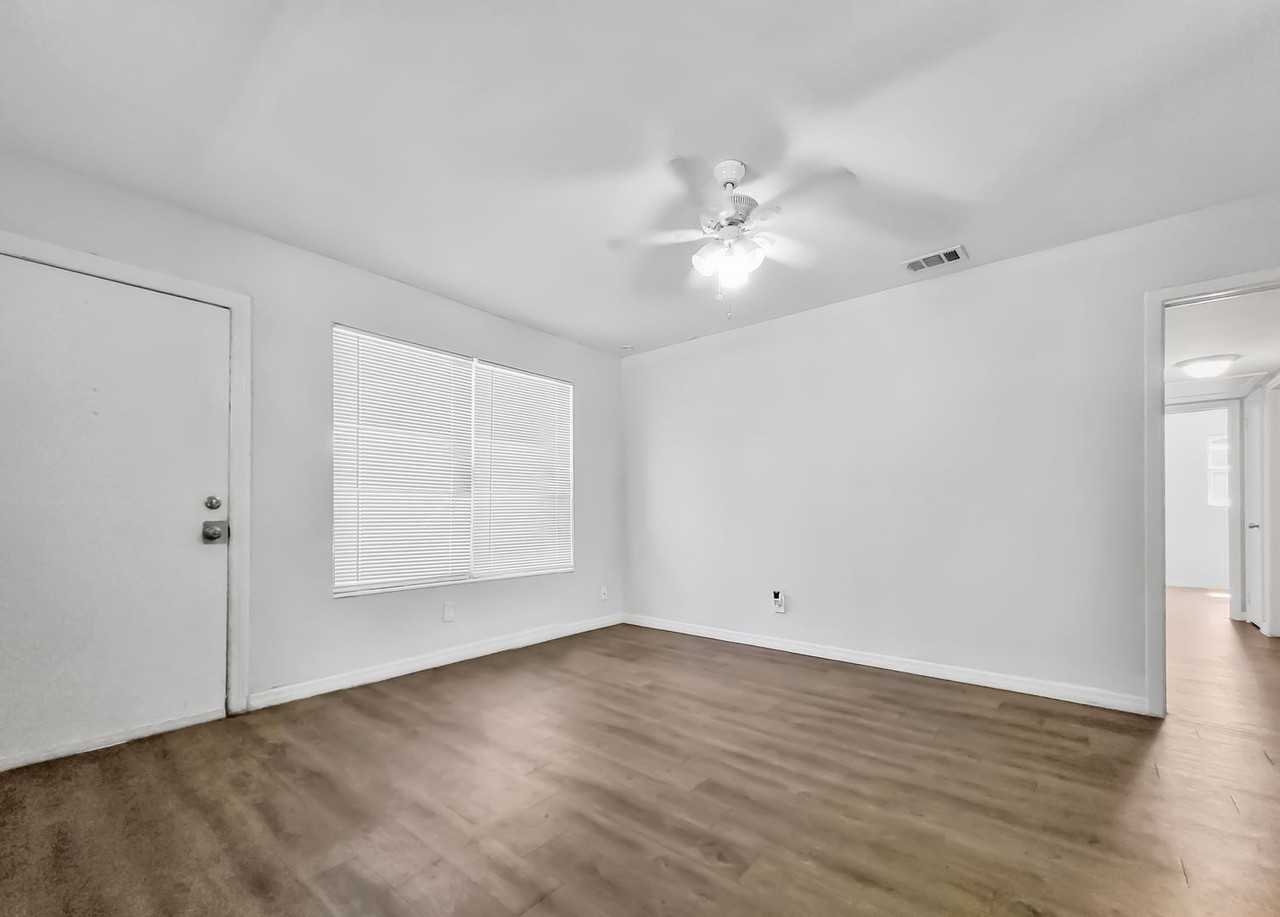 9136 Tamworth Rd - Photo 5 of 15