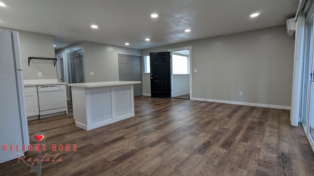 2400 20th Ave Nw - Photo 2 of 29