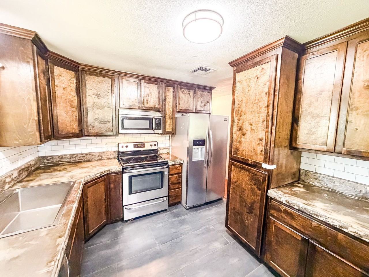 805 N Main St - Photo 5 of 17