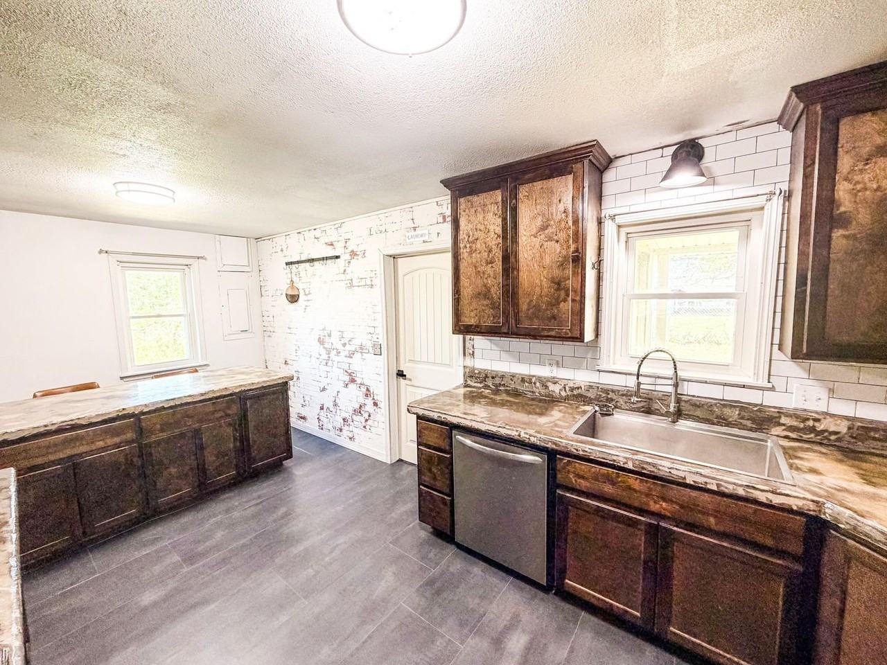 805 N Main St - Photo 6 of 17