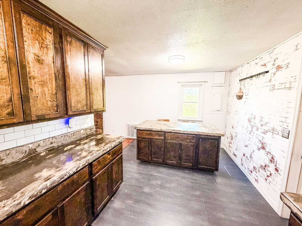 805 N Main St - Photo 7 of 17