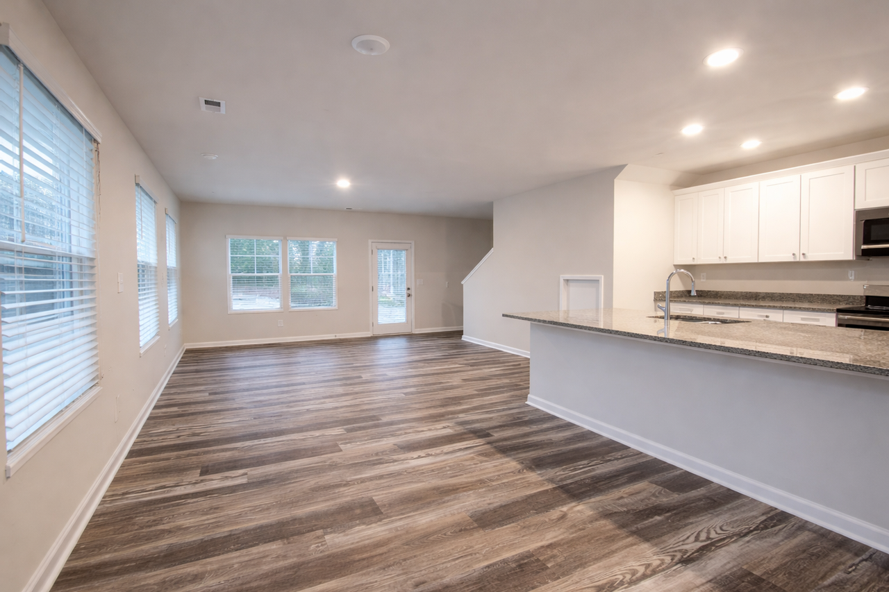 228 Hillcrest Dr - Photo 3 of 15