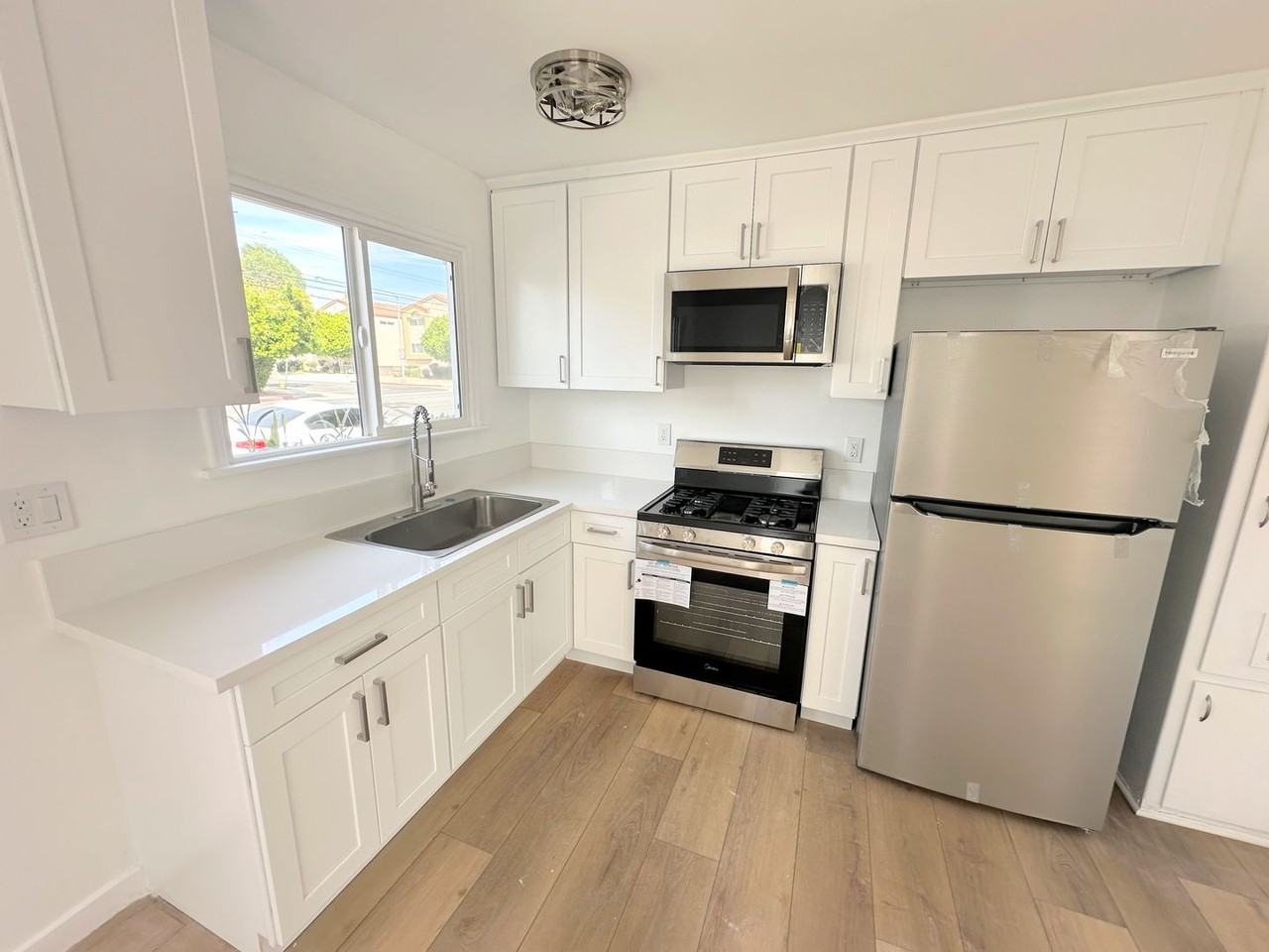 14410 Magnolia Blvd #1 - Photo 4 of 12