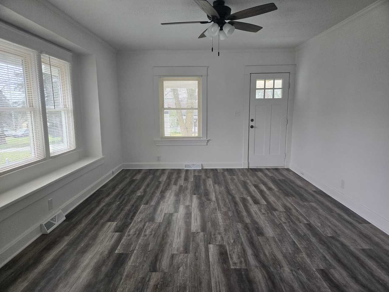 7922 Metropolitan Ave - Photo 2 of 17