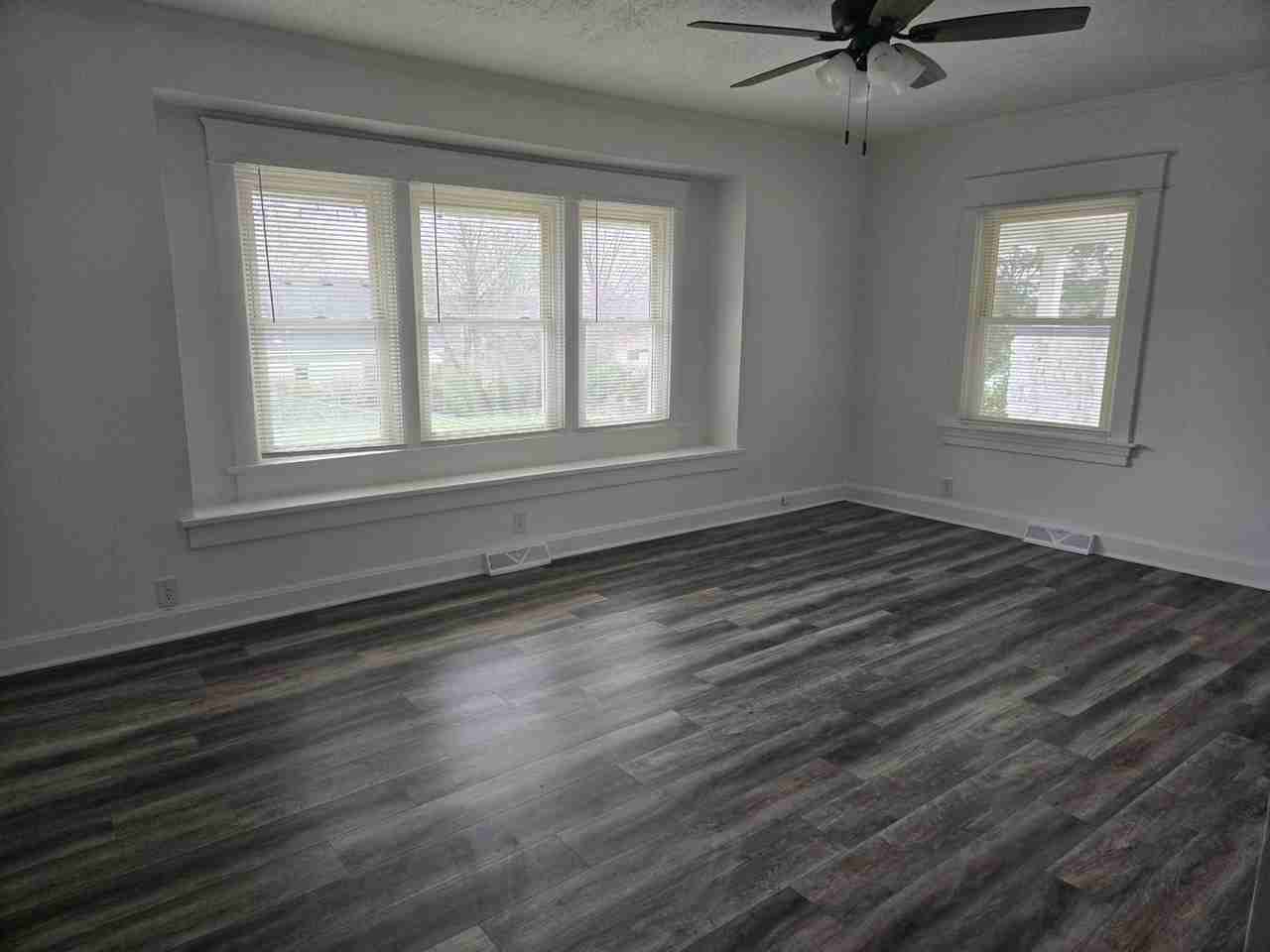 7922 Metropolitan Ave - Photo 3 of 17