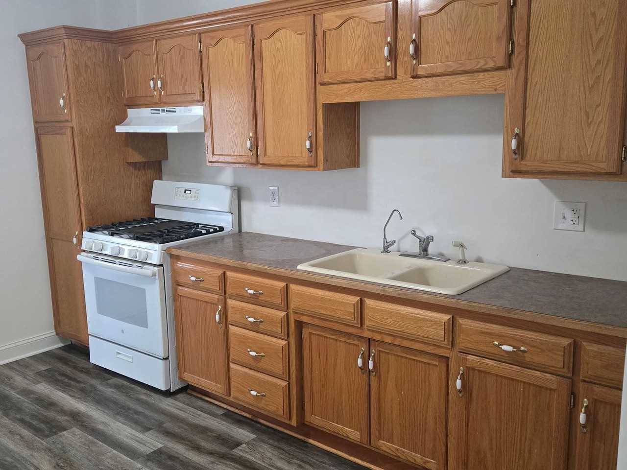 7922 Metropolitan Ave - Photo 4 of 17