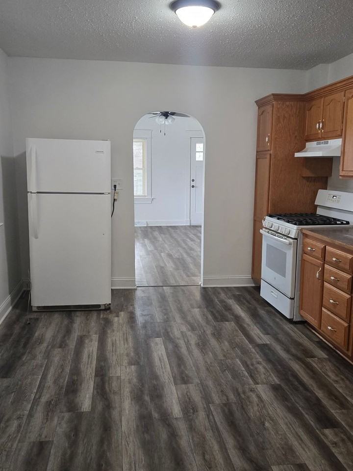 7922 Metropolitan Ave - Photo 5 of 17