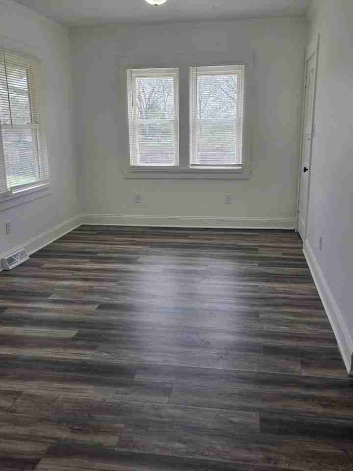 7922 Metropolitan Ave - Photo 6 of 17