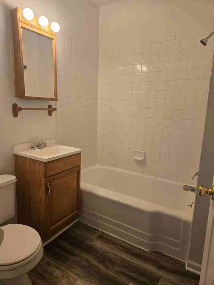 7922 Metropolitan Ave - Photo 7 of 17