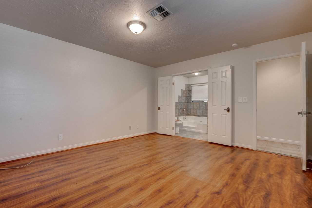 3905 Landsdown Pl - Photo 3 of 37