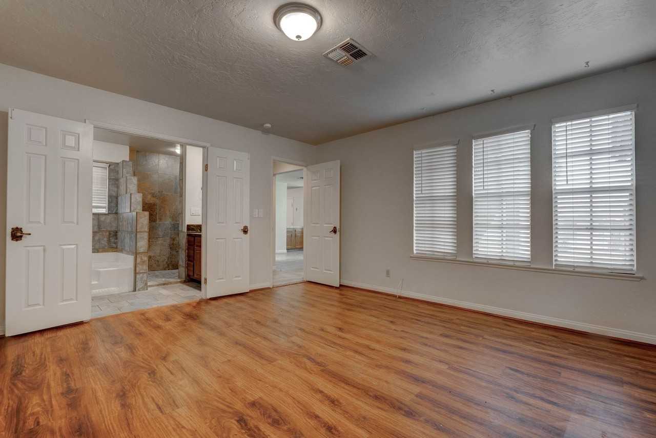 3905 Landsdown Pl - Photo 4 of 37