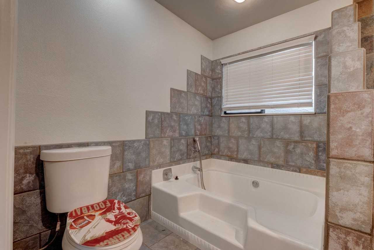 3905 Landsdown Pl - Photo 7 of 37