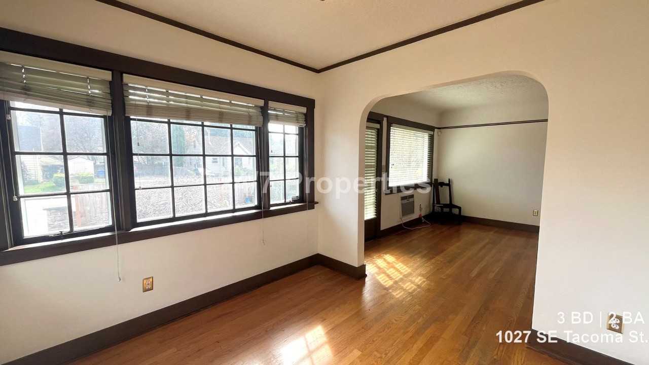 1027 Se Tacoma St - Photo 2 of 13