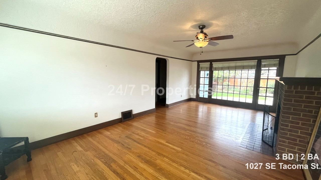 1027 Se Tacoma St - Photo 4 of 13