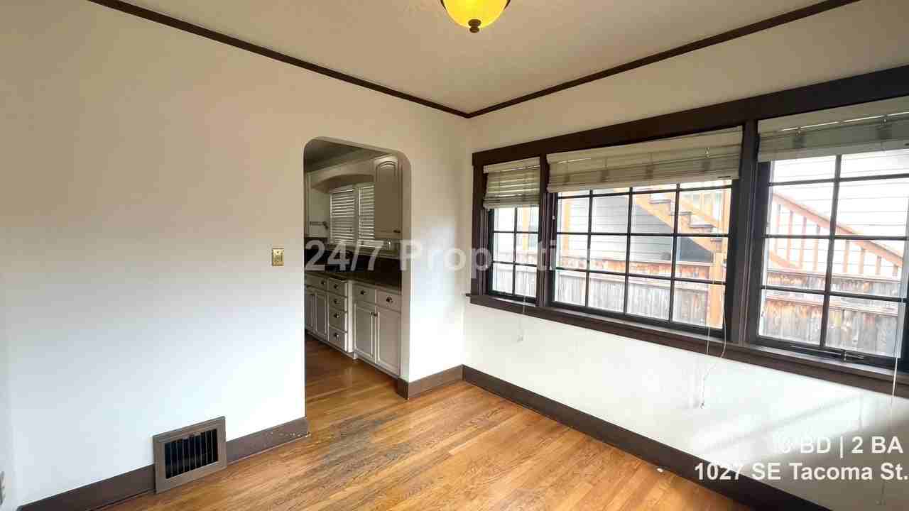 1027 Se Tacoma St - Photo 6 of 13