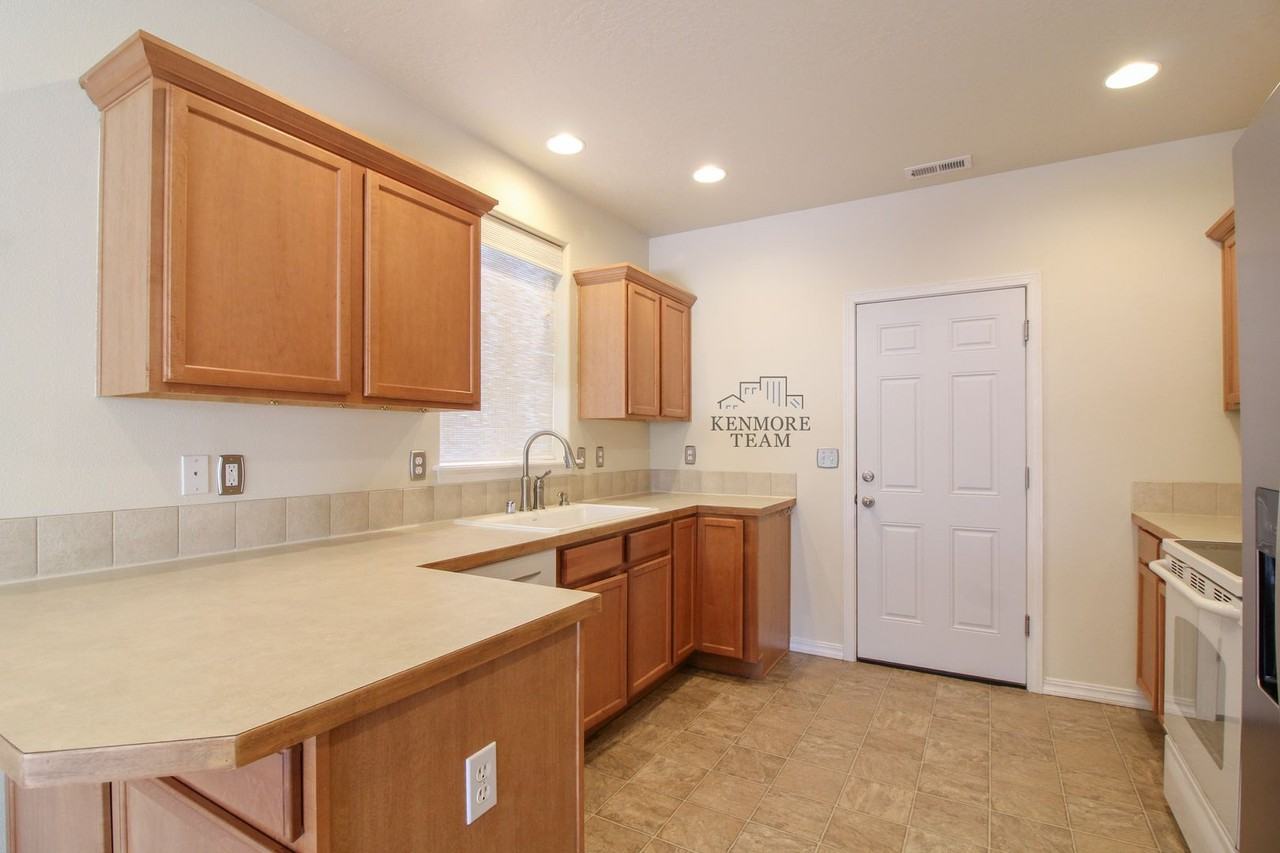 5241 Chris St - Photo 3 of 20