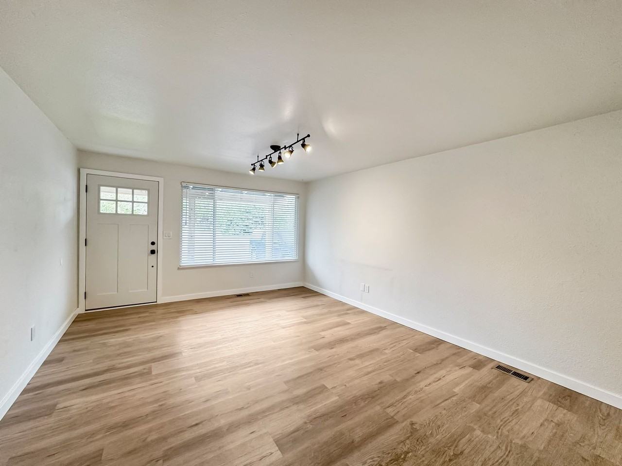 3905 W Taft St - Photo 2 of 22