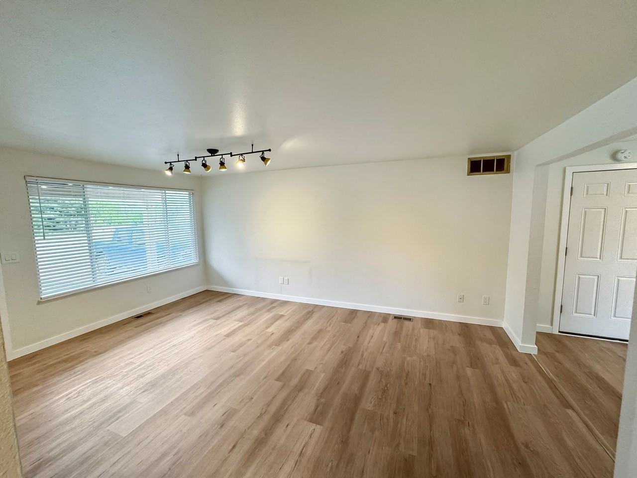 3905 W Taft St - Photo 5 of 22