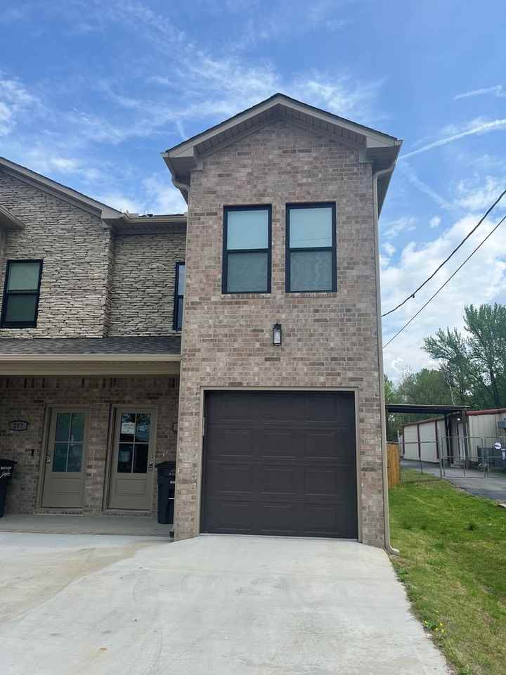 215/217 N Elm St - Photo 2 of 19