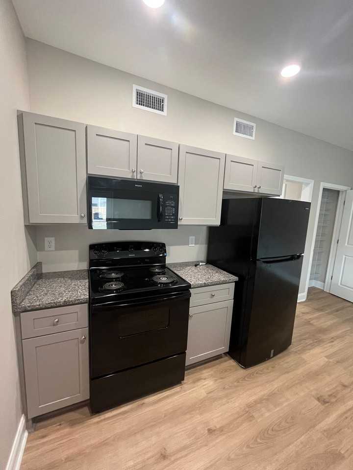 215/217 N Elm St - Photo 3 of 19