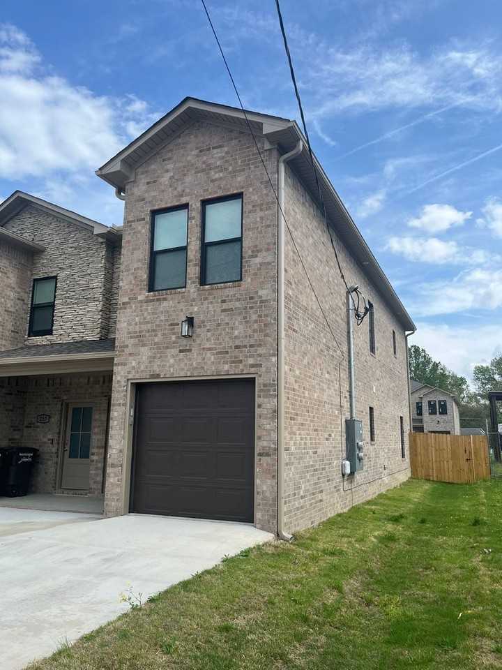 215/217 N Elm St - Photo 4 of 19