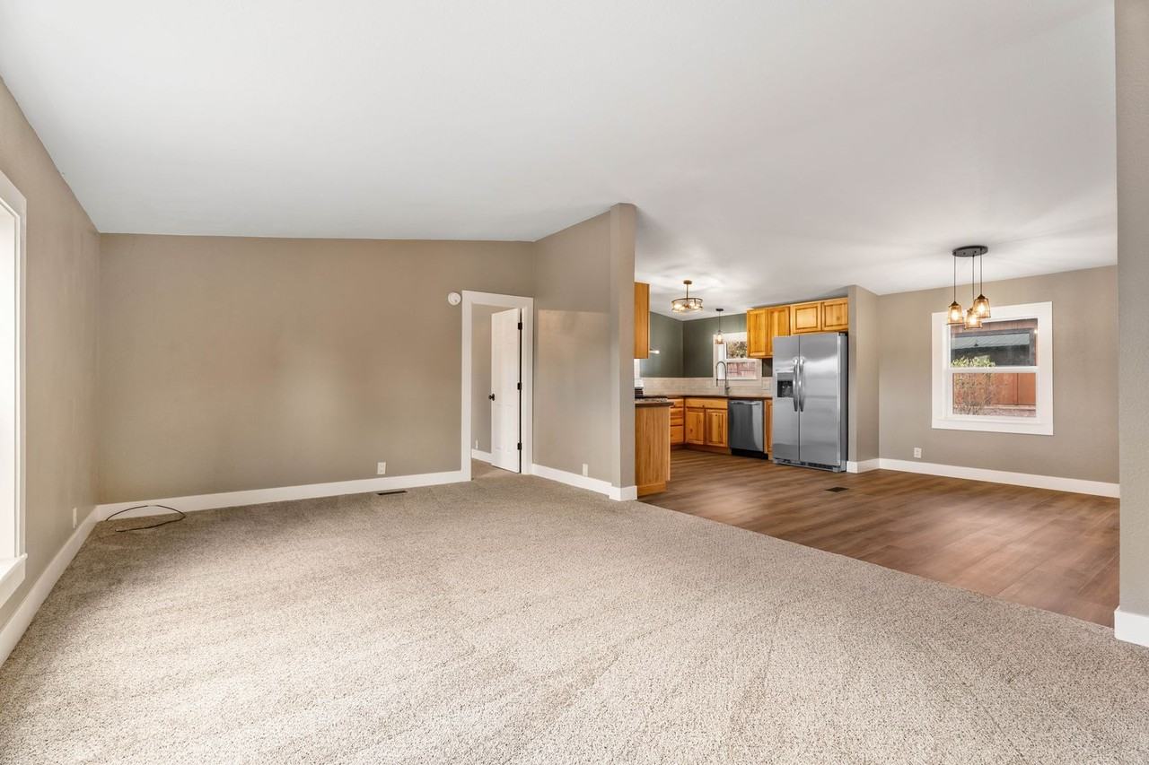 8695 Sw Crater Loop Rd - Photo 3 of 11