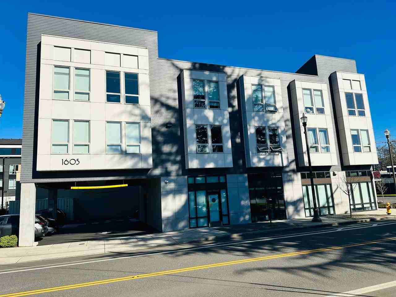 1605 Columbia St - Photo 2 of 17