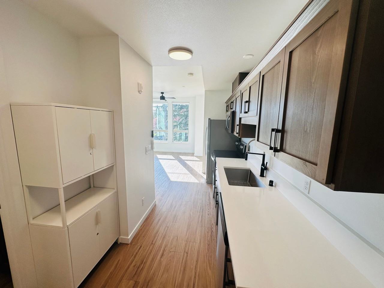 1605 Columbia St - Photo 3 of 17