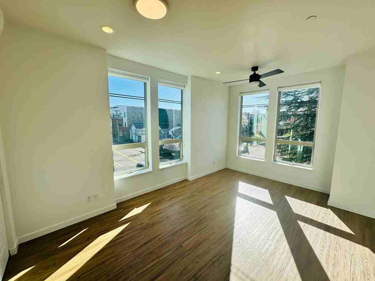 1605 Columbia St - Photo 5 of 17