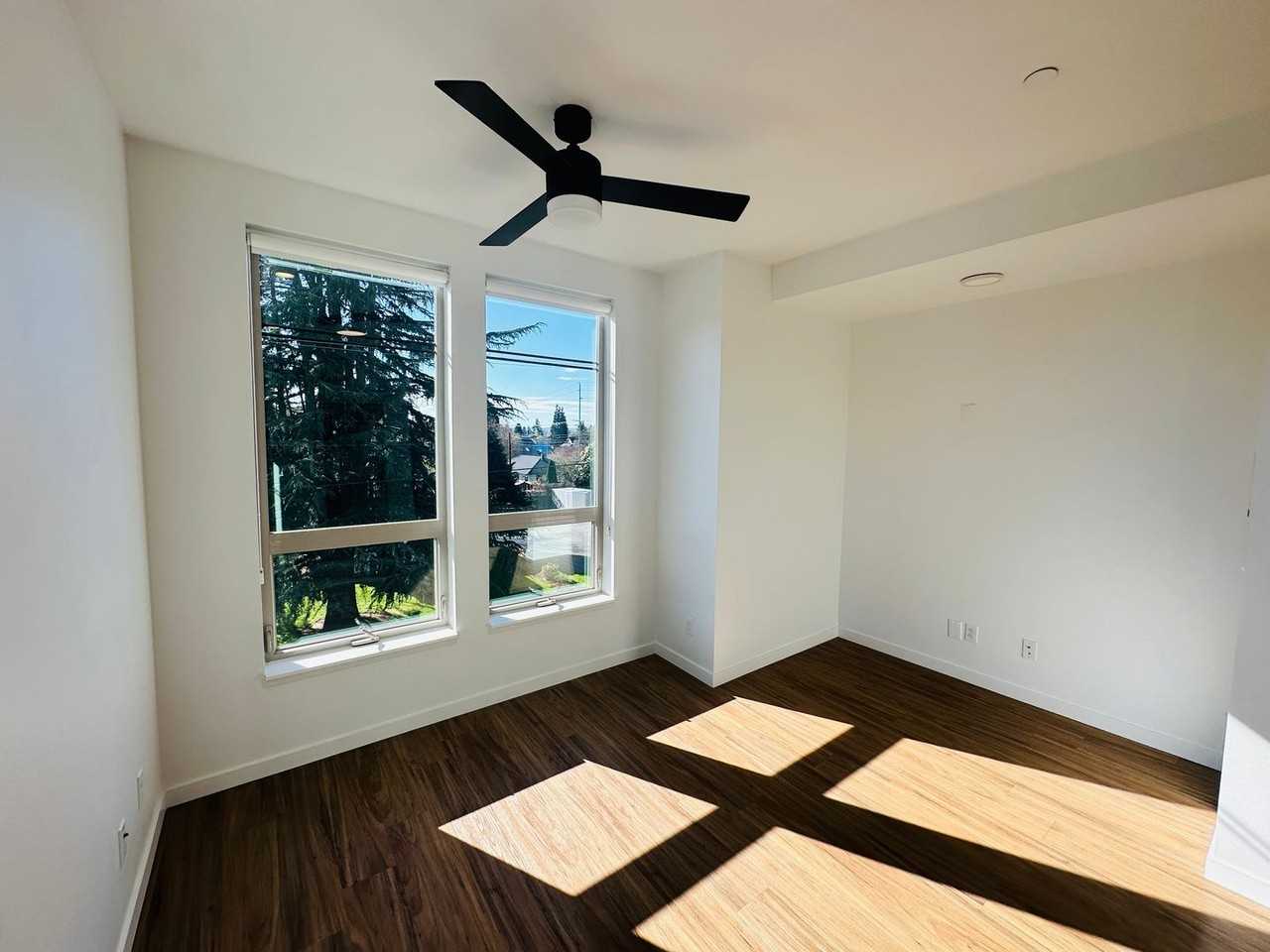 1605 Columbia St - Photo 6 of 17