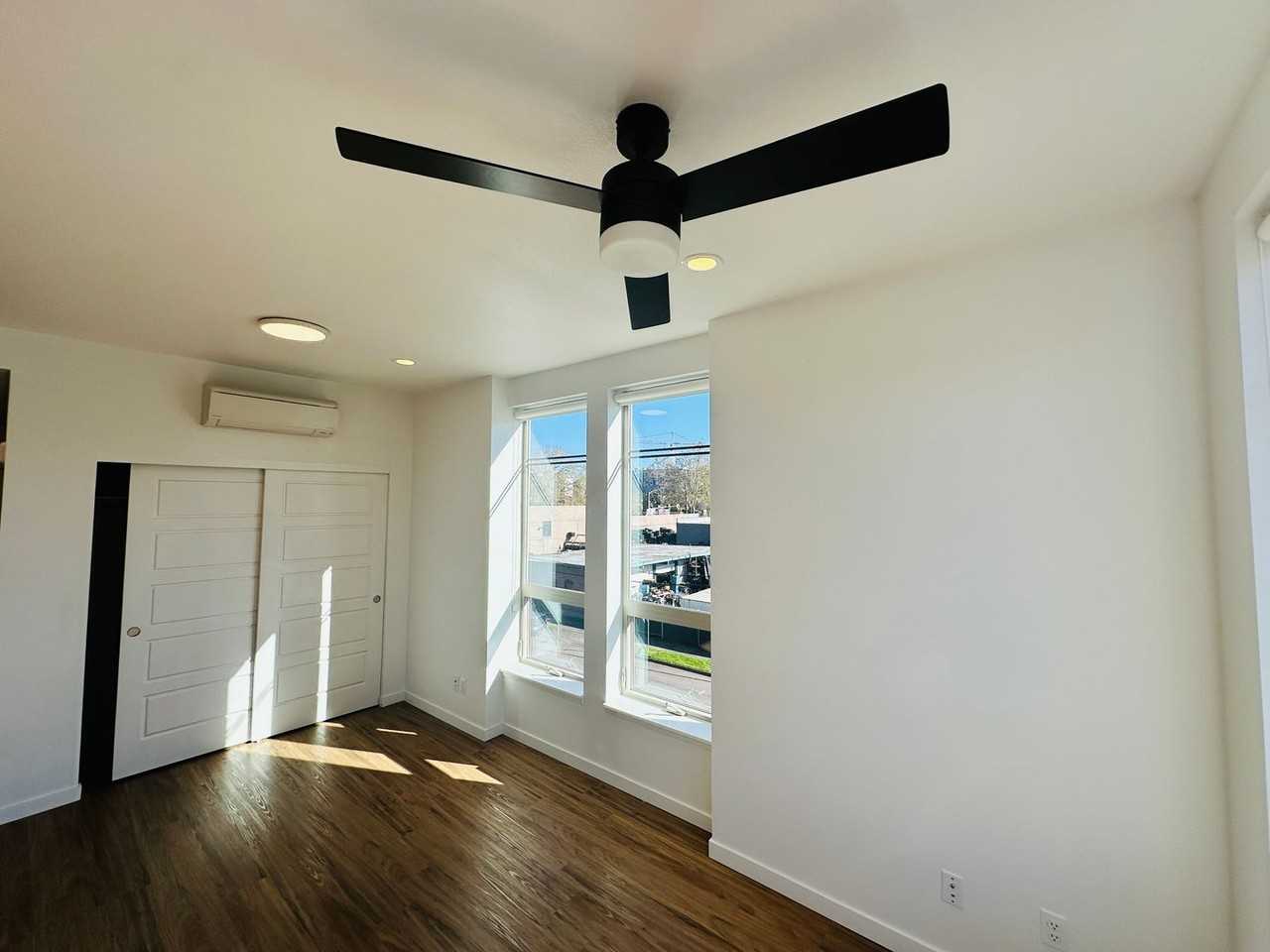 1605 Columbia St - Photo 7 of 17