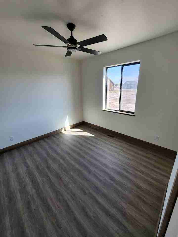 215 E 5th S - Photo 3 of 16