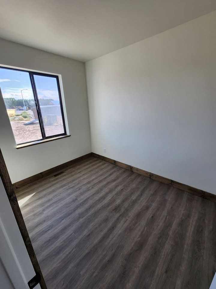 215 E 5th S - Photo 7 of 16