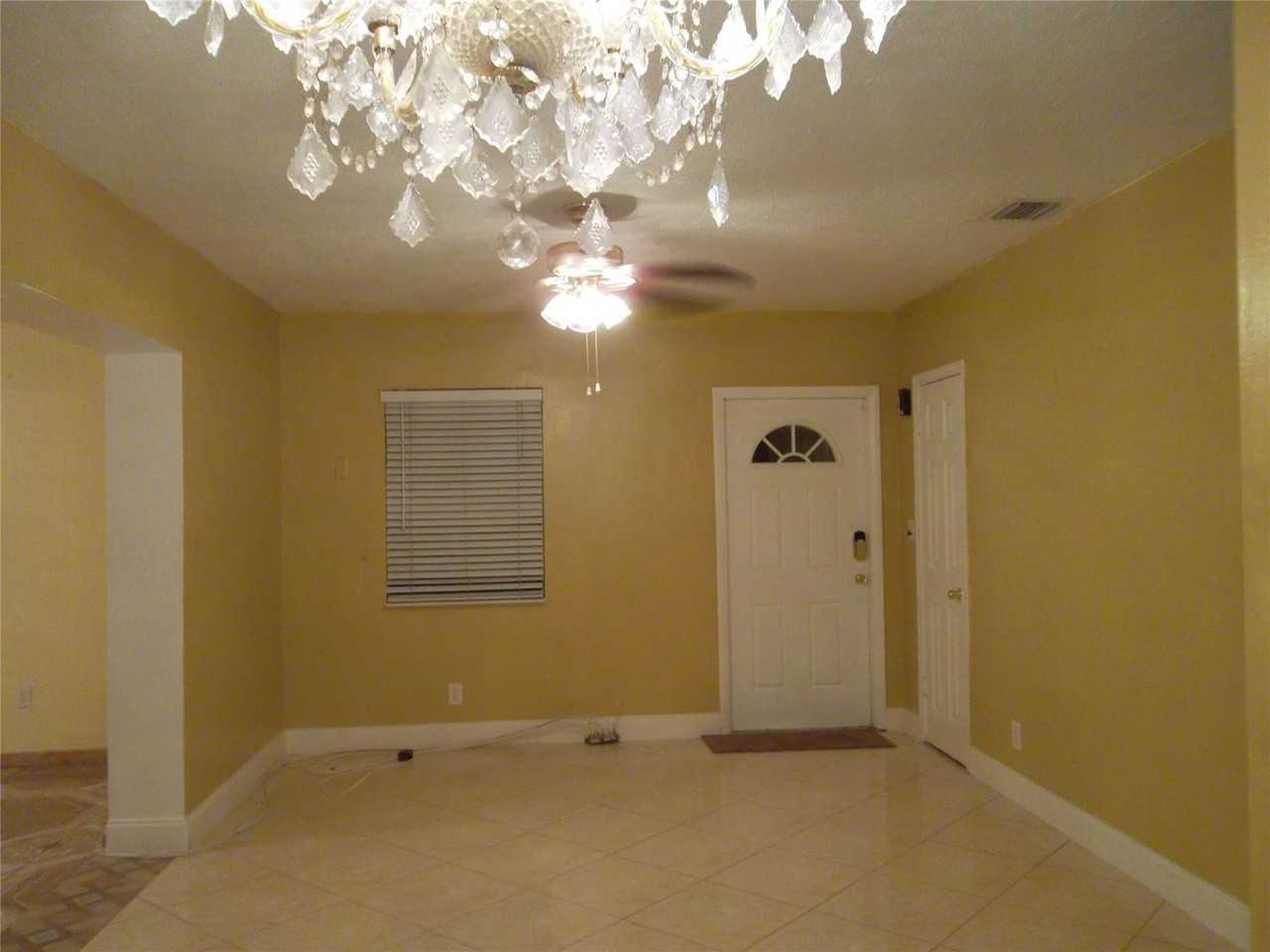 930 Ne 160th St - Photo 2 of 10