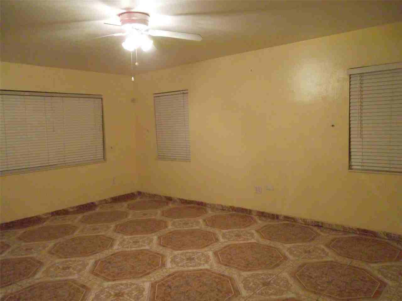 930 Ne 160th St - Photo 5 of 10