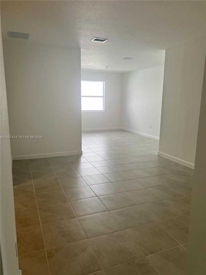 2422 Se 30th St - Photo 3 of 15