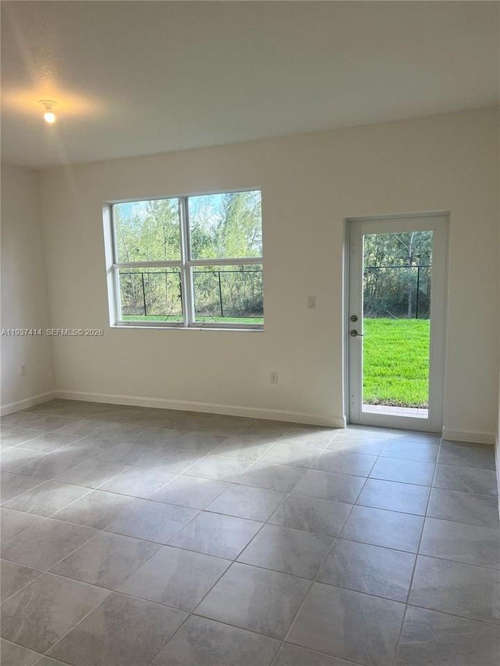 2422 Se 30th St - Photo 6 of 15