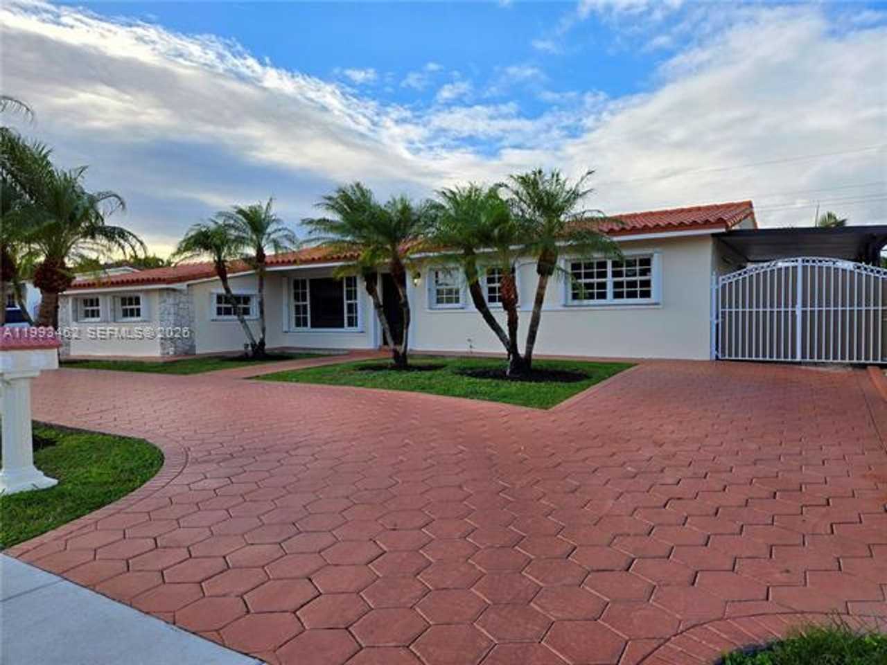 10475 Sw 42nd Ter #0 - Photo 3 of 32