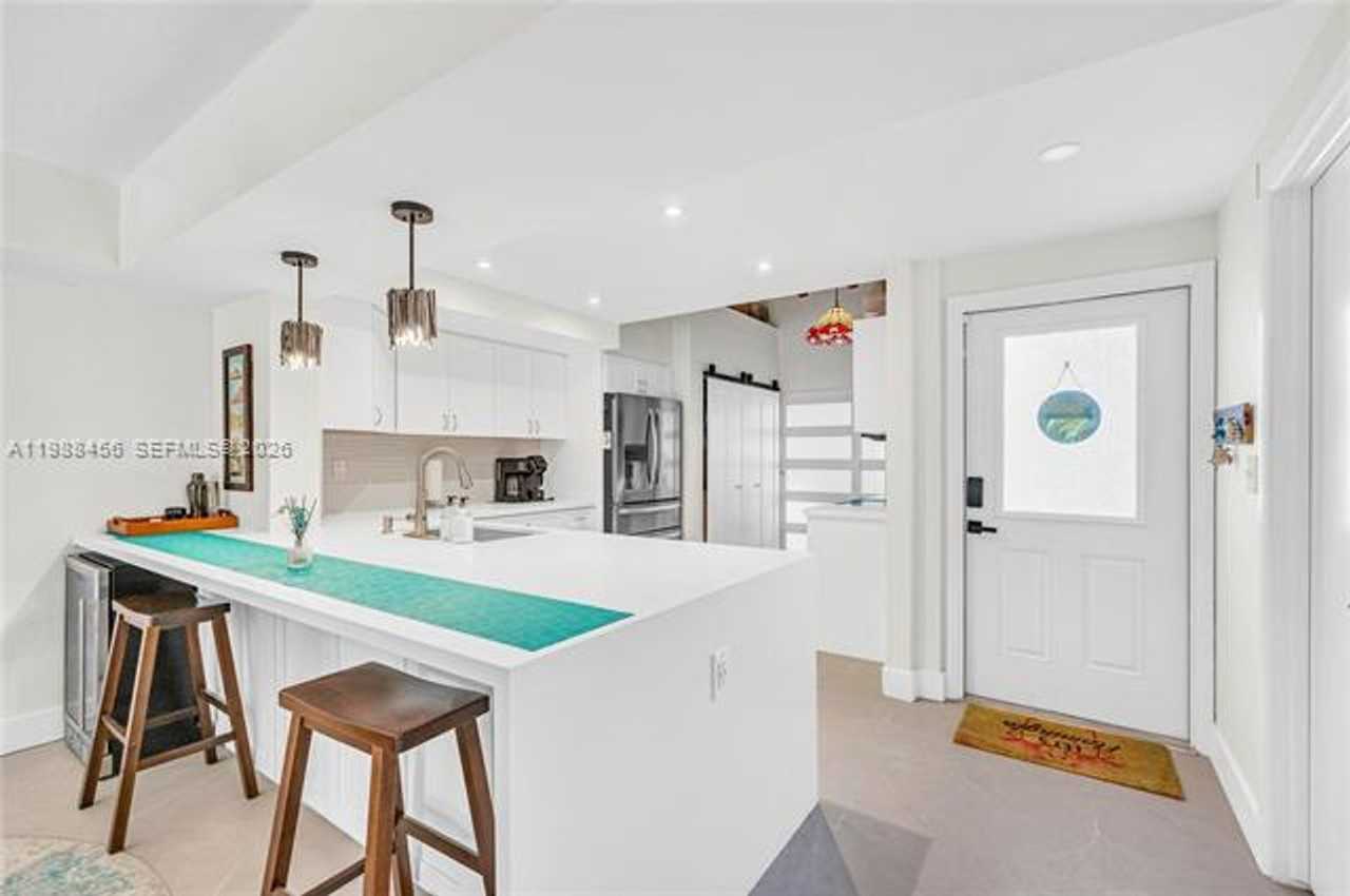 7018 7018 SW 53rd Ln th 7018 - Photo 6 of 47