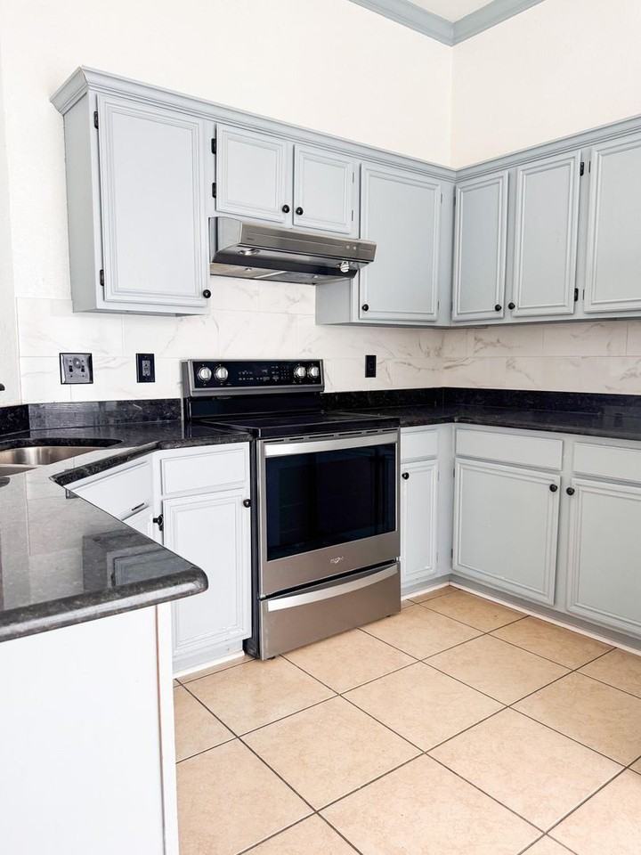 2305 Bluebonnet Dr - Photo 5 of 13