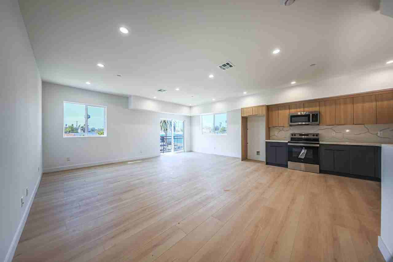 2010 S. Dunsmuir Ave. - Photo 7 of 50