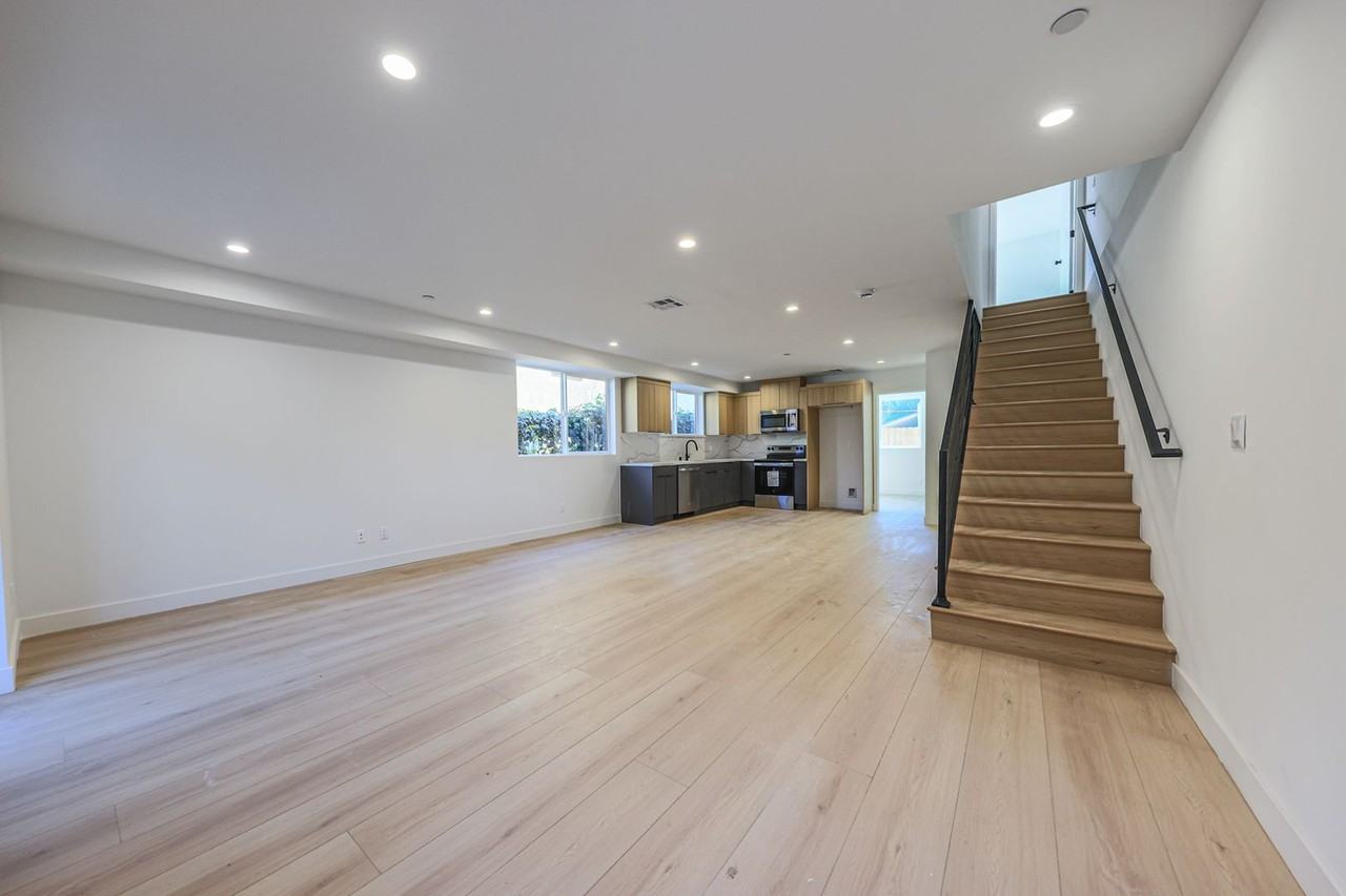 2010 S. Dunsmuir Ave - Photo 7 of 37