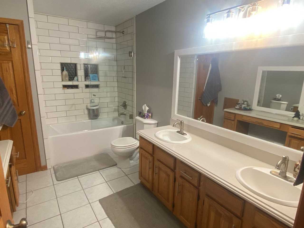 1565 Waterloo Ave - Photo 2 of 3