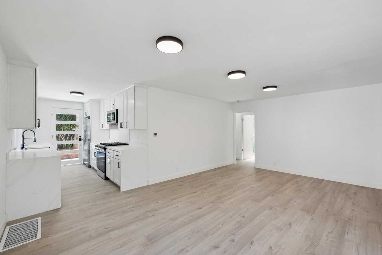 560 Everett Avenue - Photo 3 of 35