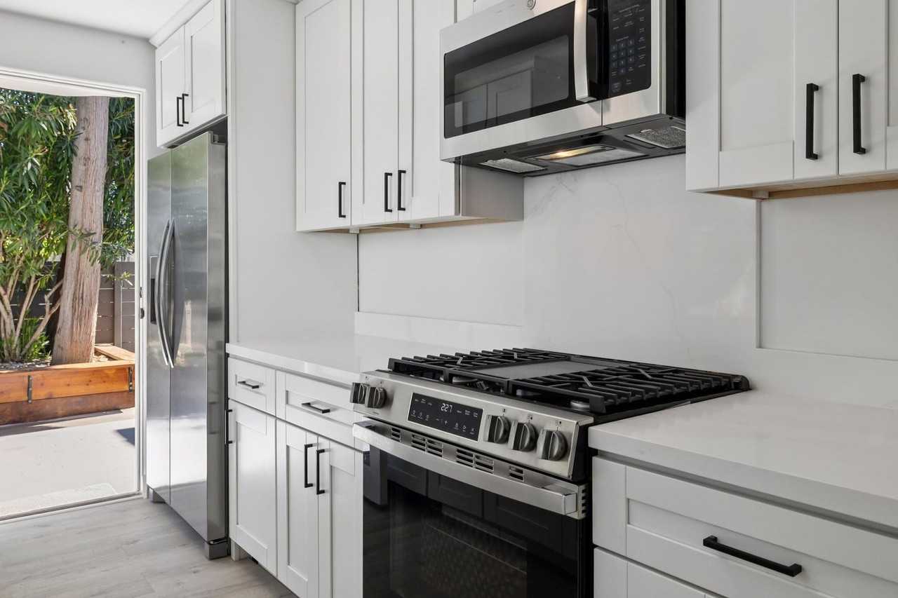 560 Everett Avenue - Photo 5 of 35